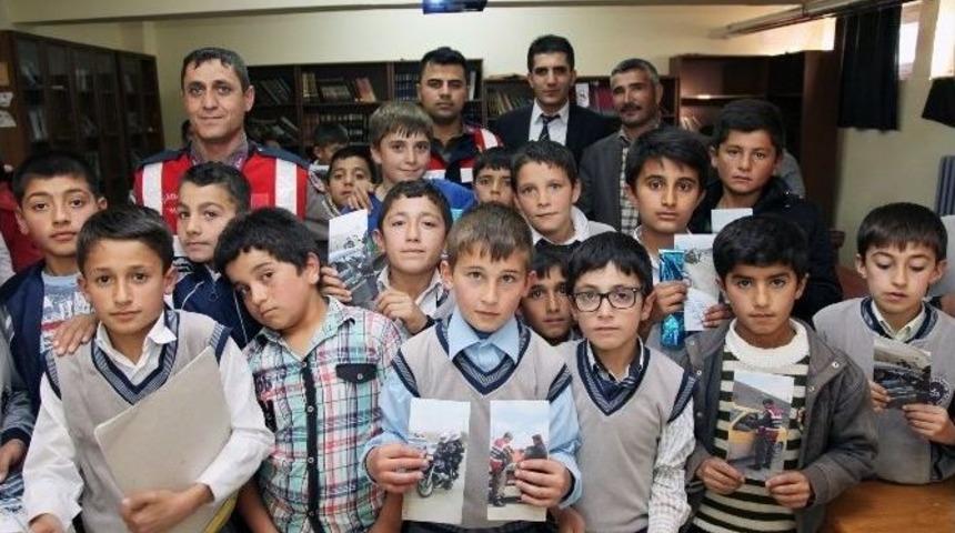 Jandarma Trafik Timi, &Ouml;ğrencilere Eğitim Verdi