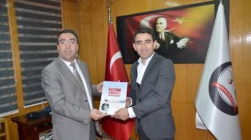 Sarıkamış Belediye Başkanı G&ouml;ksal Toksoy&rsquo;a Şehitler Klibi Alb&uuml;m&uuml; Hediye Edildi