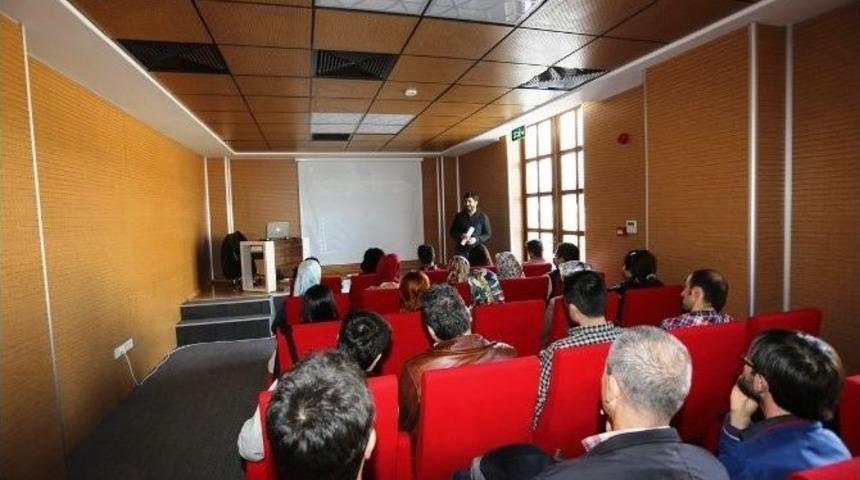 Yıldırım, Serdivan Akademi&rsquo;de Fotoğraf Sanatının İnceliklerini Anlatıyor