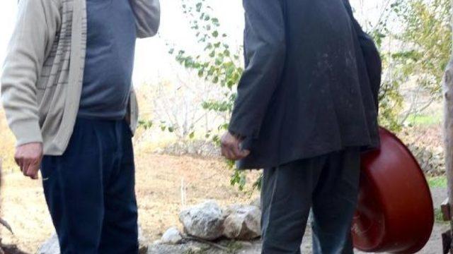 MADENCİ BABASININ YIRTIK LASTİK AYAKKABISI YENİLENDİ