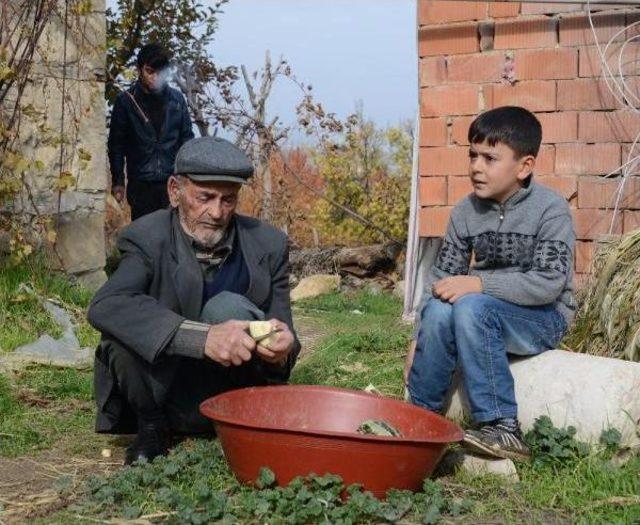 MADENCİ BABASININ YIRTIK LASTİK AYAKKABISI YENİLENDİ