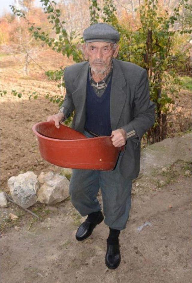 MADENCİ BABASININ YIRTIK LASTİK AYAKKABISI YENİLENDİ