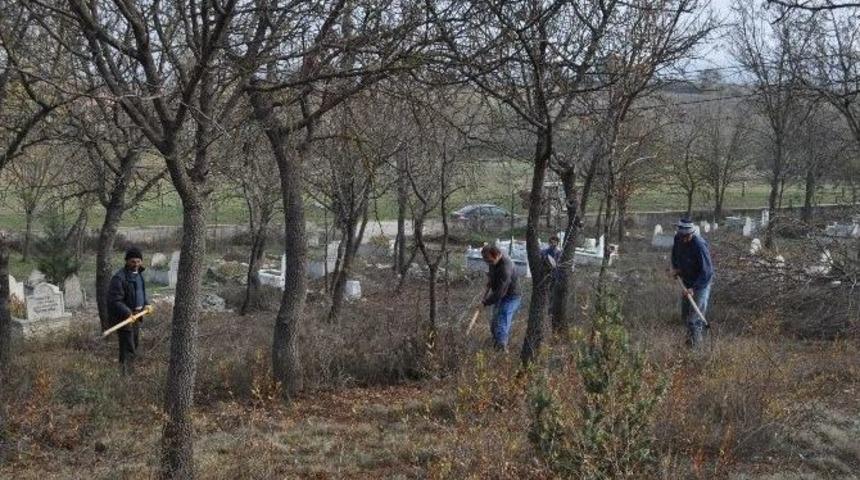 Vezirk&ouml;pr&uuml;&rsquo;de Mezarlık Bakımı