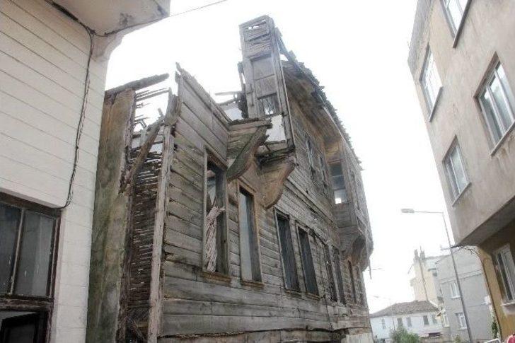 Tarihi Bina Tehlike Saçıyor