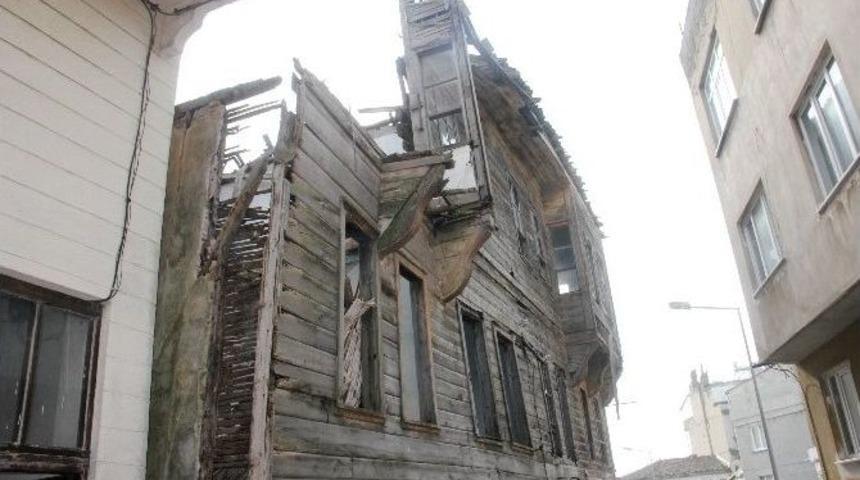 Tarihi Bina Tehlike Sa&ccedil;ıyor