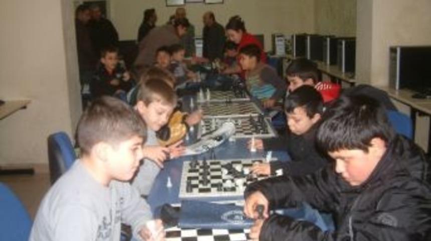 Burhaniye&rsquo;de Satran&ccedil; Turnuvası