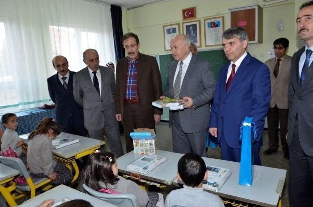 Karakuş Ve Bulutlar &Ouml;ğrencilere Kitap Dağıttı