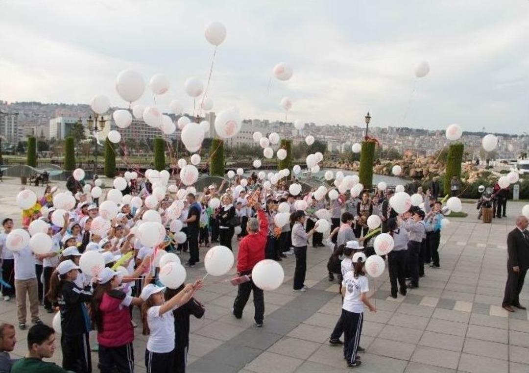 &Ccedil;ocuklar Hakları İ&ccedil;in Balon U&ccedil;urdular