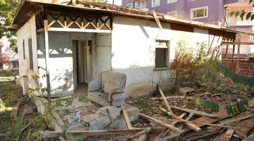 Erbaa&rsquo;da Metruk Binalar Yıkılarak Yerine Otopark Yapılıyor