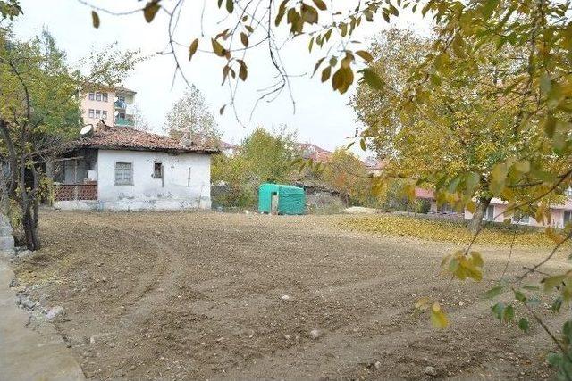 Erbaa&rsquo;da Metruk Binalar Yıkılarak Yerine Otopark Yapılıyor 1