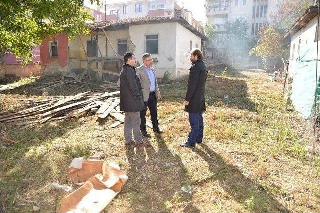 Erbaa&rsquo;da Metruk Binalar Yıkılarak Yerine Otopark Yapılıyor 2