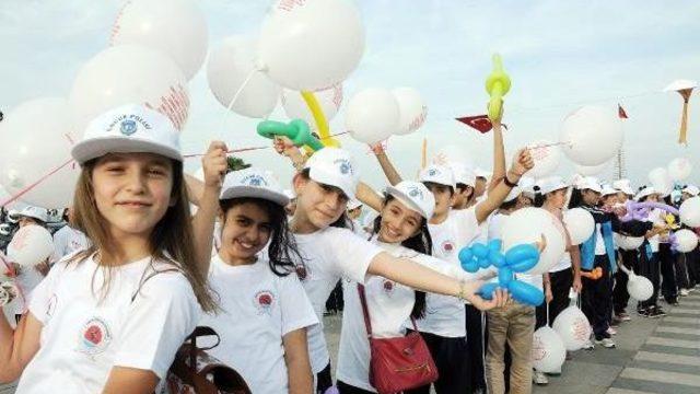 ÇOCUKLAR, HAKLARI İÇİN GÖKYÜZÜNE BALON SALDI
