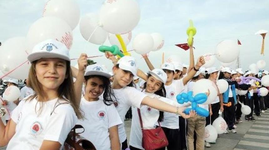&Ccedil;OCUKLAR, HAKLARI İ&Ccedil;İN G&Ouml;KY&Uuml;Z&Uuml;NE BALON SALDI