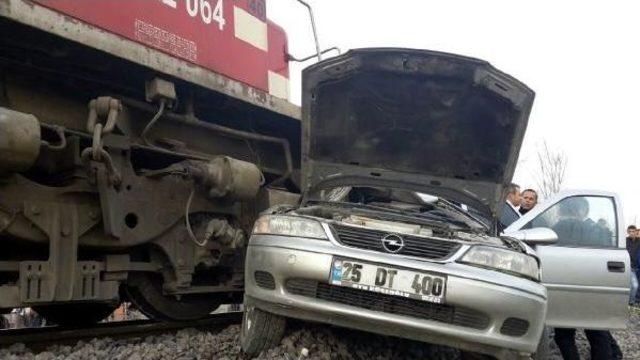 TREN OTOMOBİLE ÇARPTI: 1 ÖLÜ, 3 YARALI