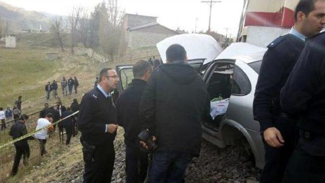 TREN OTOMOBİLE ÇARPTI: 1 ÖLÜ, 3 YARALI