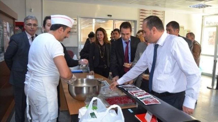 Maliyeciler M&uuml;kelleflere Aşure Dağıttı