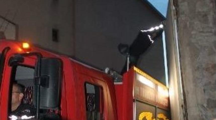 Yangına Gittiği Cezaevinde Kapıya Sıkıştı