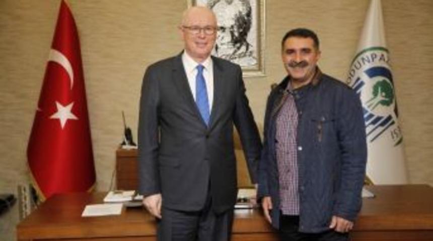 Ünlü Sanatçı Erdal Erzincan’dan Başkan Kurt’a Ziyaret