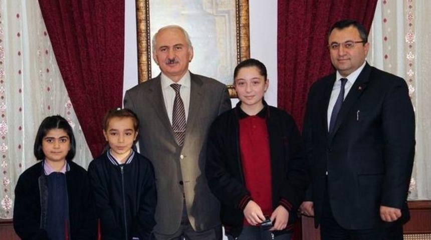Vali Barut, &Ouml;ğrencileri Altınla &Ouml;d&uuml;llendirdi