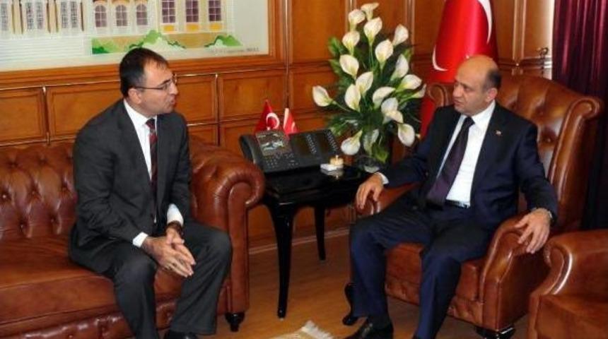 'SEDYE KİRLENMESİN' DİYEN SOMA İŞ&Ccedil;İSİNDEN BAKAN IŞIK'A PLAKET (2)