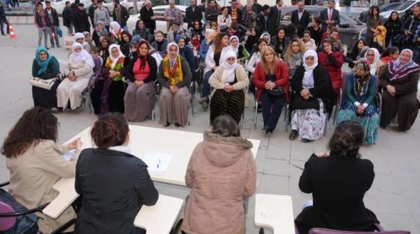 HAKKARİ'DE KADINLAR AÇIK HAVADA ŞİDDETİ TARTIŞTI