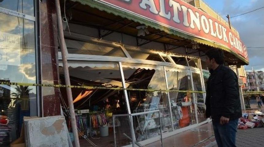 Edremit&rsquo;te Fırtına İşyerini Yıktı, &Ccedil;atıları U&ccedil;urdu