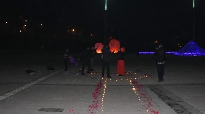 Meydan A&ccedil;ılmadan Evlilik Teklifine Sahne Oldu