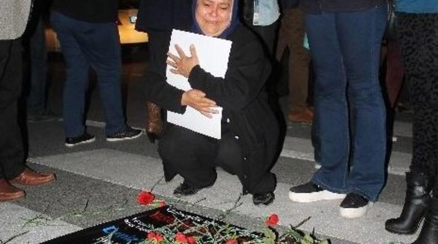 Kazada Ölen Deniz’in Ailesi Ve Arkadaşlarından Kaza Yerine Karanfil