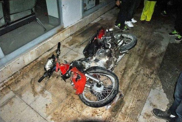 Motosiklet İle Otomobil Kafa Kafaya Çarpıştı: 1 Yaralı