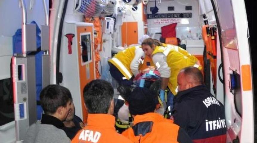 OTOMOBİL 60 METRELİK U&Ccedil;URUMA YUVARLANDI: 1 &Ouml;L&Uuml;, 2 YARALI