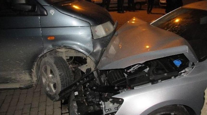 Alkoll&uuml; S&uuml;r&uuml;c&uuml; Direksiyon Hakimiyetini Kaybedince Park Halindeki Ara&ccedil;lar Hurdaya D&ouml;nd&uuml;