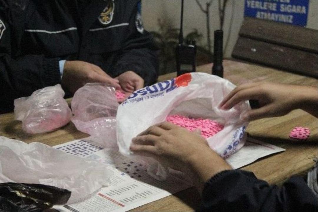 İzmir&rsquo;de 4 Bin 386 Uyuşturucu Hap Yakalandı