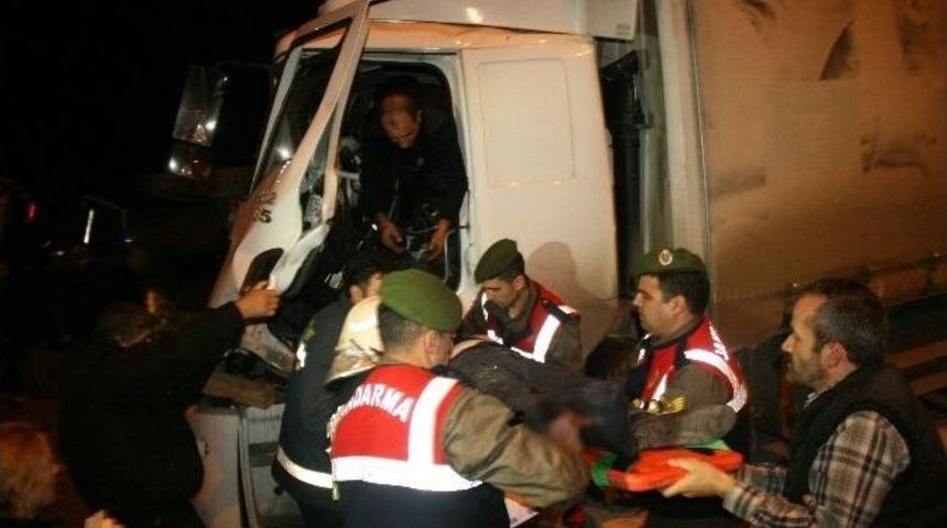 D&uuml;zce&rsquo;de Tır İle Kamyon &Ccedil;arpıştı 2 Kişi Yaralandı