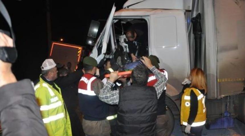 TIR KAMYONA &Ccedil;ARPTI: 2 YARALI