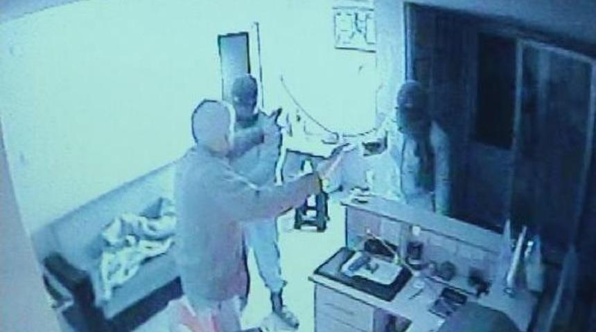 BI&Ccedil;AKLI VE SİLAHLI HIRSIZLAR, AKARYAKIT İSTASYONUNUNDA 700 LİRA GASP ETTİ