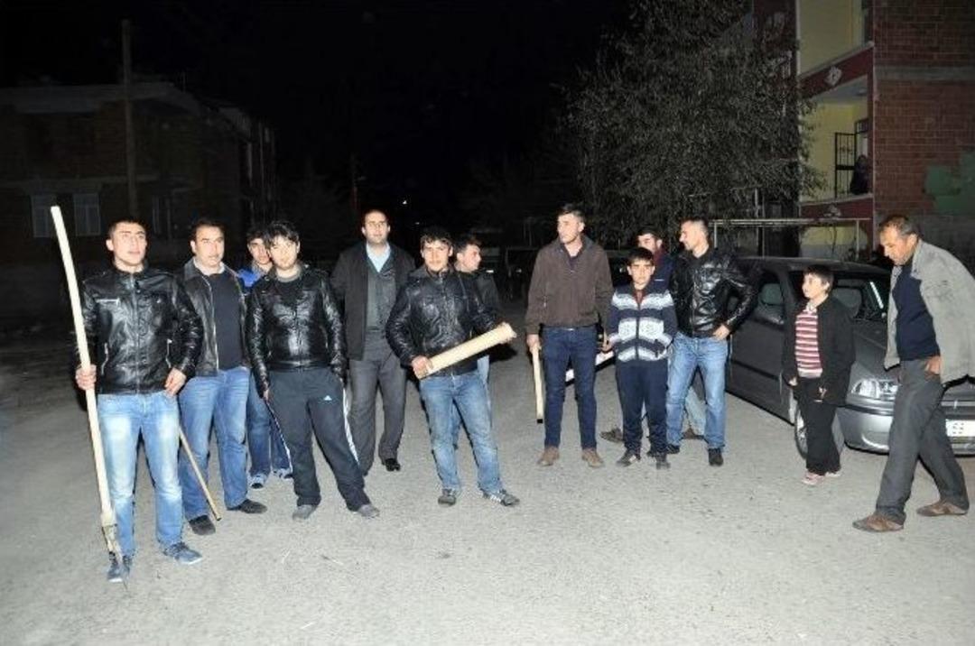 (&ouml;zel Haber) Mahalleli Ellerinde Sopalarla Hırsız N&ouml;betinde