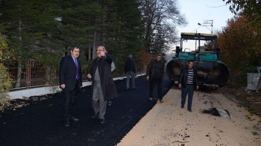 Başkan S&uuml;leyman Eser, Asfalt &Ccedil;alışmasını Yerinde İnceledi