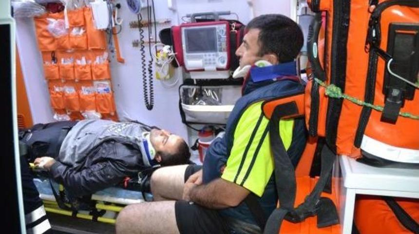 MİNİB&Uuml;SLE OTOMOBİL &Ccedil;ARPIŞTI: 4 YARALI