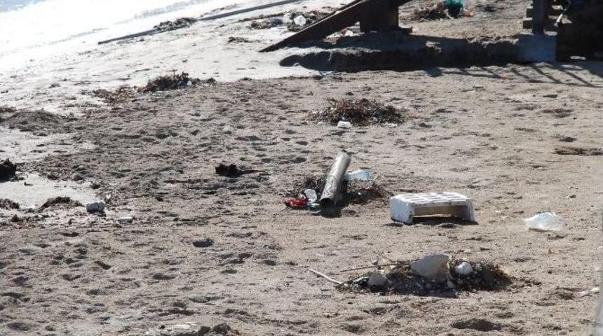 Yağmur Sonrası Sahilde &Ccedil;&ouml;p Ve Pislik Yığınları Oluştu