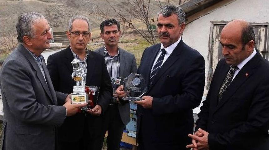 En Kral Bal &Uuml;reticilerine Plaket