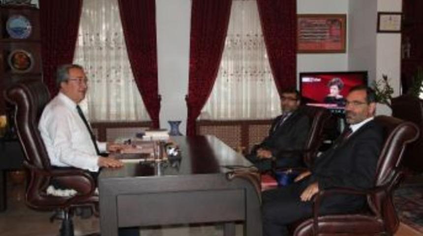 İlahiyat Fak&uuml;ltesi Dekanı Durmuş&rsquo;tan &Uuml;nver&rsquo;e Ziyaret