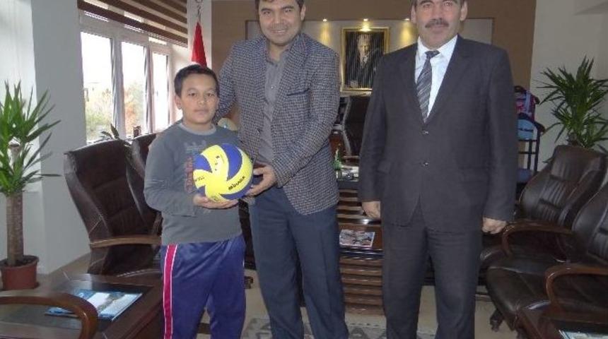 Kaymakam Balcı, Sosyal Paylaşım Sitesinden Mesaj Atarak Top İsteyen &Ouml;ğrenciyi Kırmadı