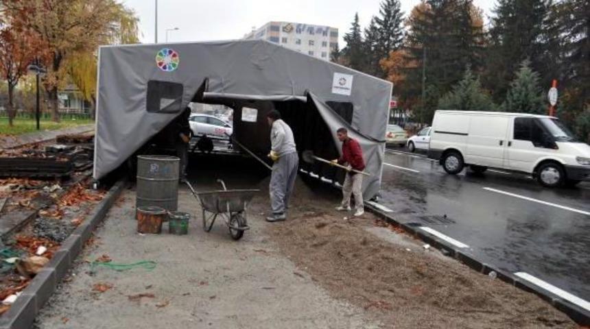 YAĞMURDA SEYYAR &Ccedil;ADIR ALTINDA KALDIRIM &Ccedil;ALIŞMASI