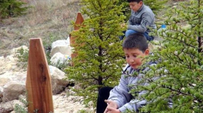 MADENCİ &Ccedil;OCUKLARI BABALARININ  MEZARLARINI ZİYARET ETTİ