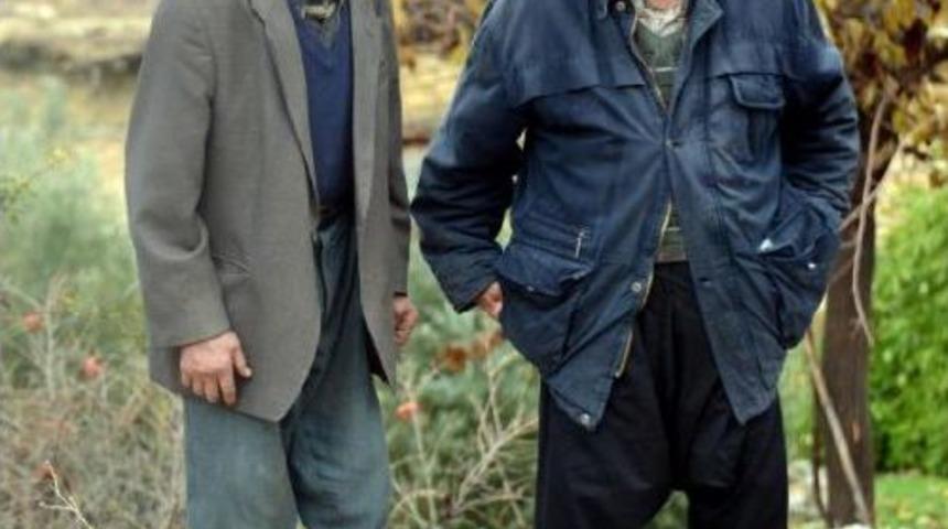 YIRTIK AYAKKABILI MADENCİ BABASINA YARDIM YAĞDI