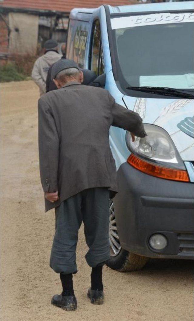 YIRTIK AYAKKABILI MADENCİ BABASINA YARDIM YAĞDI