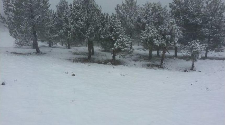 Derbent Aladağ’a Düşen Mevsimin İlk Karı Sevindirdi