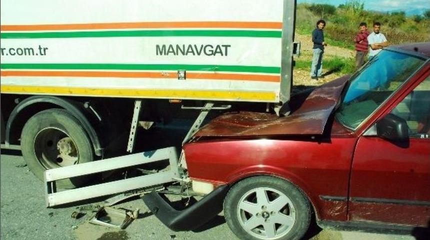 Otomobil Park Halindeki Kamyona Arkadan &Ccedil;arptı