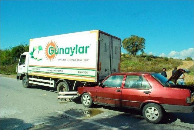 Otomobil Park Halindeki Kamyona Arkadan &Ccedil;arptı 1