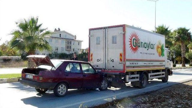 Otomobil Park Halindeki Kamyona Arkadan &Ccedil;arptı 2